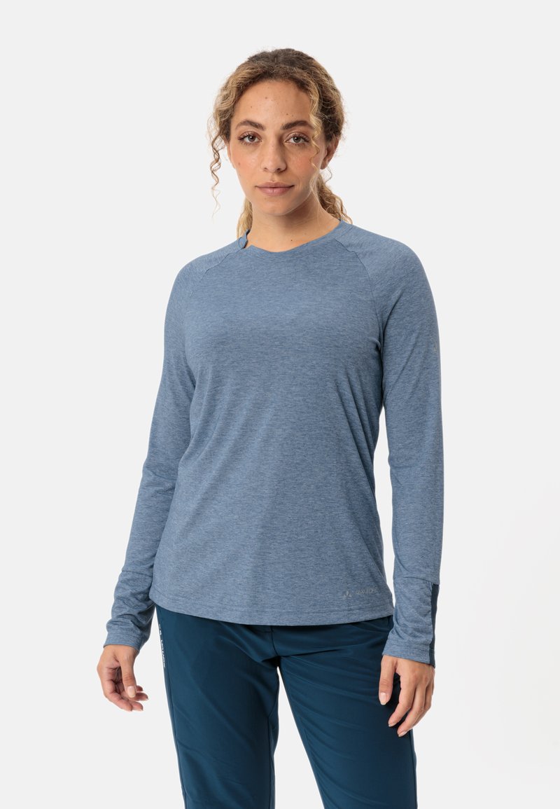 T-shirt de sport à manches longues en tissu bleu chiné, avec un col rond, des manches raglan et une coupe décontractée. Accents noirs aux poignets.