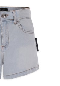 Shorts in denim bluastro con vita regolare, tasche frontali e orlo cucito. Presentano un bottone e un'etichetta con marchio sul retro.