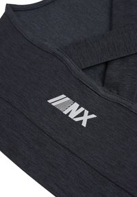 Mørkegrå atletisk tanktop med en meleret tekstur, med et hvidt trykt logo "NX" og rund halsudskæring.