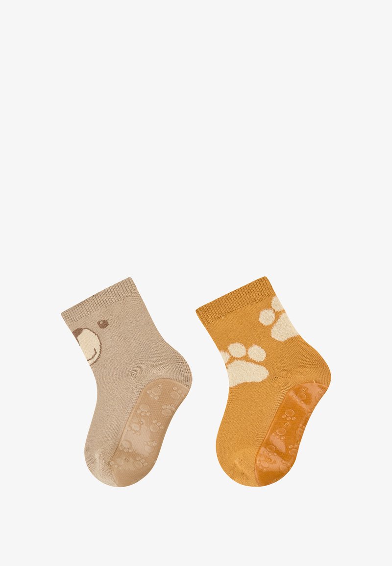 Kindersocken, eine beige mit einem Bärenkopf, die andere senfgelb mit Pfotenabdrücken. Aus weichem Strickmaterial, mit gerippten Bündchen und rutschfesten Sohlen.