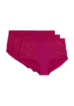 Drie paren fuchsia slipjes met een kanten ontwerp op de tailleband, voorzien van strikjes en een stippen textuur op de hoofdstof.