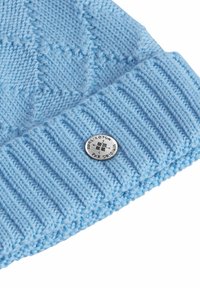 Cappellino a maglia azzurro chiaro con motivo a rombi testurizzato e bordo a coste, con un bottone logo argentato sul lato.