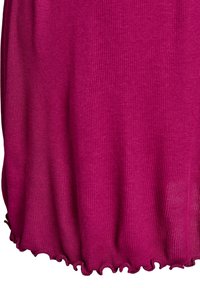 Eng anliegendes Kleidungsstück in lebhaftem Magenta aus geripptem Stoff. Verfügt über einen gerafften Saum mit welligem Schnitt, der eine strukturierte Optik erzeugt.