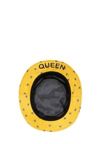 Cappello a secchiello giallo con motivo a alveare e la scritta "QUEEN" ricamata in nero. Presenta un interno in rete per una maggiore traspirabilità.