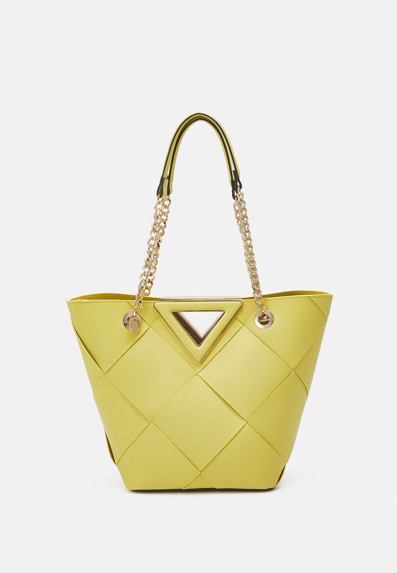 Sac fourre-tout matelassé jaune avec un accent en or triangulaire, poignées doubles au design en chaîne, et finition brillante.