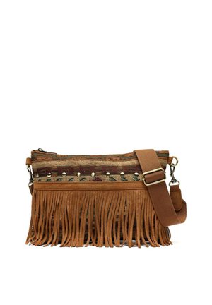 Sac bandoulière marron texturé avec détails de franges, clous en métal et bandoulière en tissu ajustable avec boucle et clips métalliques.