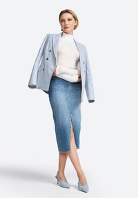 Világoskék csíkos blazer, fehér garbó, farmer midi szoknya oldalsó hasítékkal, és világoskék magassarkúk. Sima textúrák és illeszkedő sziluett.