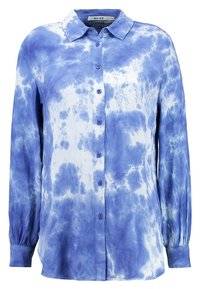 Chemise bleu tie-dye à manches longues, fermeture à boutons et col. Tissu doux avec une texture fluide et un motif aux nuances de bleu variées.