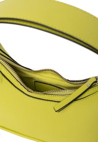 Borsa sintetica gialla con superficie testurizzata, dotata di un compartimento con cerniera e cuciture nere a contrasto lungo i bordi.