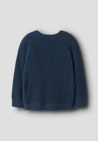 Granatowy sweter z dzianiny o prążkowanej strukturze, z okrągłym dekoltem i długimi rękawami. Posiada rękawy raglanowe i prosty dół.
