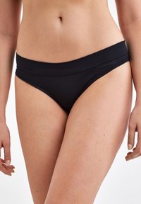 Bas de bikini noir en tissu lisse et extensible. Équipé d'une large ceinture et d'un design classique de slip pour un maintien confortable.