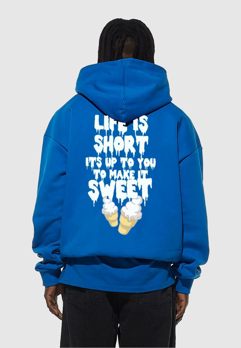 Blå fleecehoodie med en stor vit grafik som säger "LIVET ÄR KORT, DET ÄR UPP TILL DIG ATT GÖRA DET SÖTT," med två glasskoner.