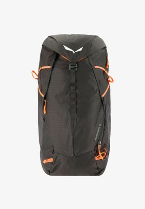 Sac à dos noir avec des accents orange, fabriqué en tissu durable. Il dispose de bretelles réglables, d'un rabat supérieur et de plusieurs poches de rangement.