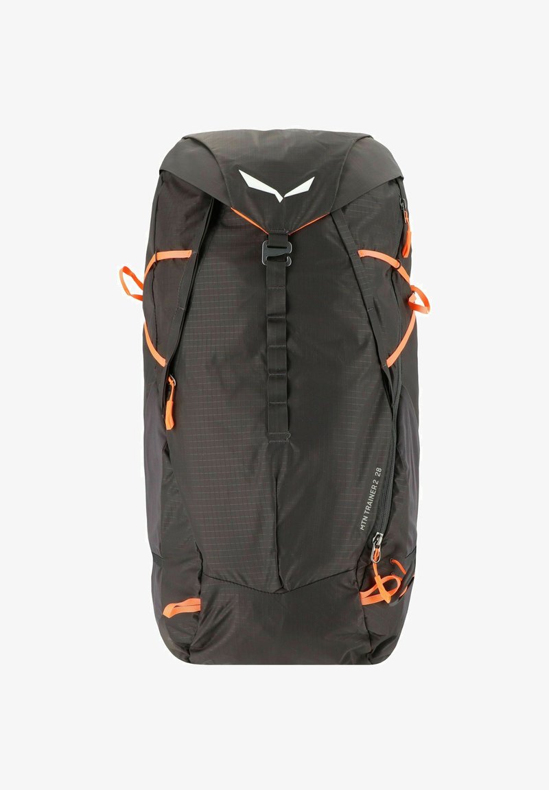Mochila negra con acentos en naranja, hecha de un tejido duradero. Cuenta con correas ajustables, una solapa superior y varios bolsillos para almacenamiento.