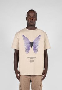 MJ Gonzales METAMORPHOSE V 6 X HEAVY TEE - T-shirts print - wet sand