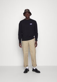 Levi's® RELAXED GRAPHIC CREW UNSIEX - Camisola - summer crew caviar