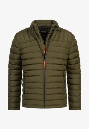 Oliwkowa kurtka puchowa z stójką, zapinana na zamek błyskawiczny z pomarańczowym uchwytem, z poziomym pikowaniem i bocznymi kieszeniami.