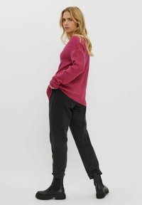 Vero Moda VMCREWLEFILE V-NECK  NOOS - Džemperis - very berry
