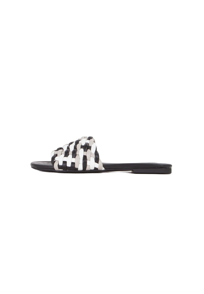 Sandali aperti intrecciati con un design in bianco, nero e grigio, con suola piatta e cinturino testurizzato realizzato in materiali sintetici.