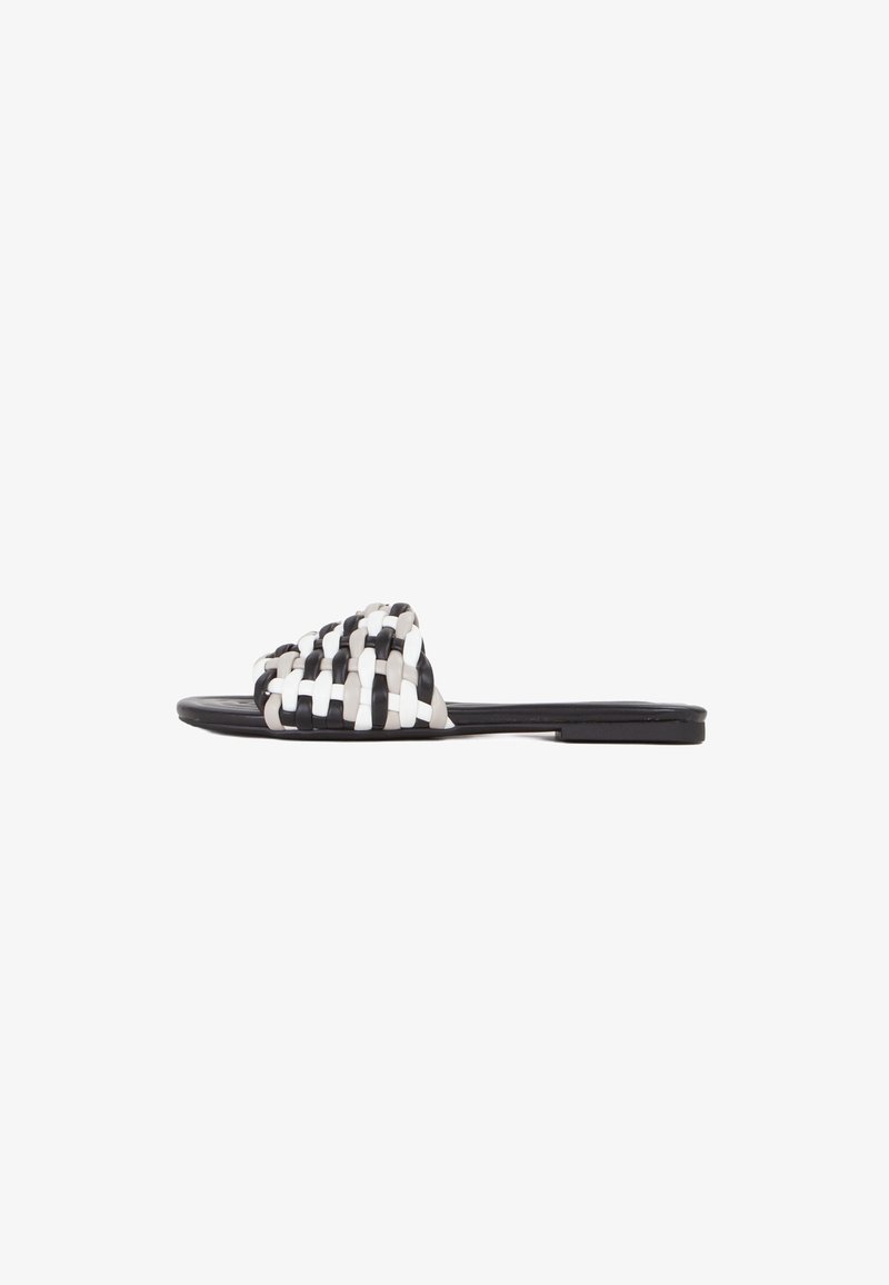 Sandali aperti intrecciati con un design in bianco, nero e grigio, con suola piatta e cinturino testurizzato realizzato in materiali sintetici.