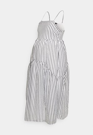 Gestreiftes Midikleid in Schwarz und Weiß mit dünnen Trägern, geraffter Textur und asymmetrischem Saum, locker geschnitten.