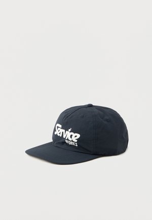 Cappellino blu navy con visiera curva, realizzato in tessuto leggero. Presenta il testo bianco "Service Works" sul davanti. Design semplice e sportivo.