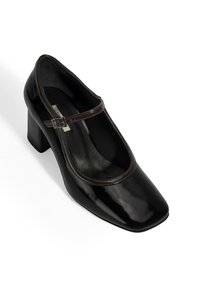 Schwarze Lackleder-Mary-Jane-Schuhe mit viereckiger Zehenpartie, niedrigem, klobigem Absatz und einem dünnen Riemen mit einer kleinen Schnalle über dem Spann.