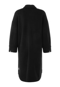 Schwarzer, übergroßer Mantel aus weichem Stoff, mit Reverskragen, langen Ärmeln, seitlichen Schlitzen und einem kleinen Logo-Akzent am Saum.