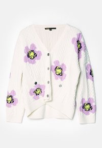 Biały kardigan w sploty kablowe z dużymi fioletowymi i żółtymi wzorami kwiatowymi, z przodu na guziki, z dwiema kieszeniami na froncie, leżący na płasko.