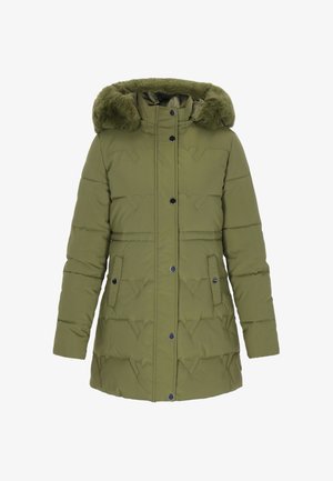 Cappotto imbottito verde oliva con cappuccio bordato di pelliccia, bottoni a scatto e cuciture orizzontali. Presenta tasche laterali e un dettaglio con emblema.