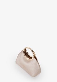Bolso de mano metálico de color beige con un asa dorada redondeada, acabado brillante, forma curvada y textura sutil. Cierre de cremallera en la parte superior.