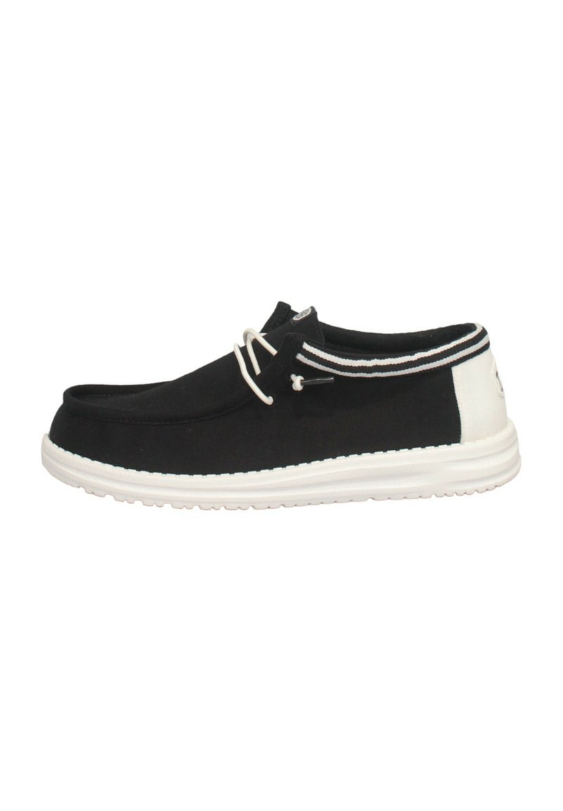 Scarpe slip-on nere in tela con suola bianca, pannello posteriore bianco a contrasto e strisce decorative. Fissate con un sistema di lacci strutturato.