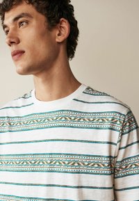 Next TEXTURED STRIPE- REGULAR FIT - T-shirt med print - white navajo