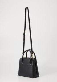 Bolso de mano de cuero negro con herrajes dorados, doble asa y una correa de hombro ajustable. Textura suave y forma estructurada.