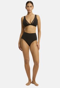 Schwarzes Bikini-Set mit einem dreieckigen Bralette mit transparenten Einsätzen und einer hochgeschnittenen Bikinihose, glatte Textur, minimalistisches Design.