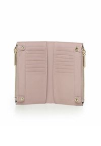 Interno di un portafoglio in faux leather rosa con molteplici scomparti per carte, chiusura con cerniera e dettagli in hardware dorato. Texture liscia e forma strutturata.