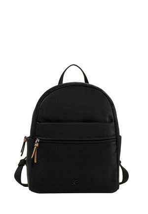 Zaino nero con tasca frontale con cerniera, tiretti in pelle, maniglia superiore e spallacci regolabili su sfondo bianco.