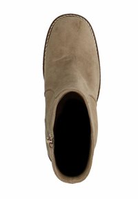 Beige Wildleder-Stiefelette mit runder Zehenform, seitlichem Reißverschluss und kontrastierender Naht entlang der Sohle. Glatte Textur, minimalistische Hardware-Details.
