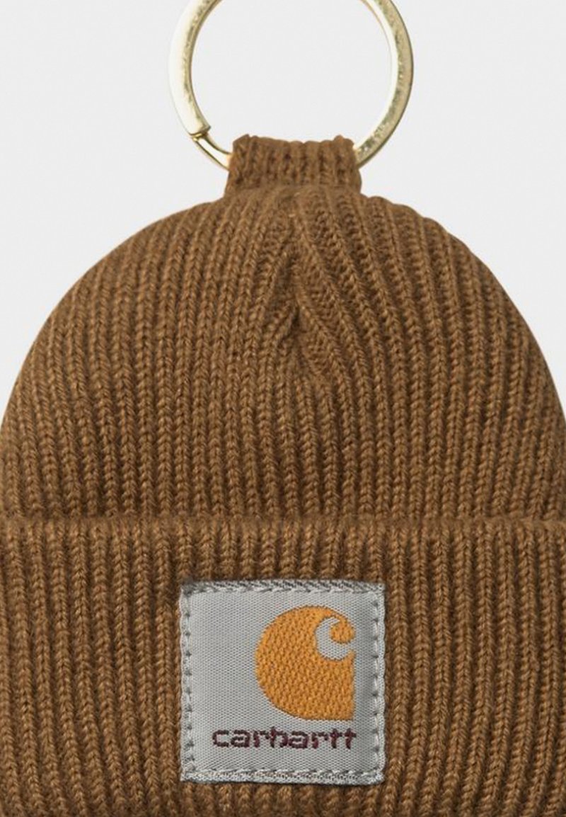 Portachiavi con berretto a coste marrone, risvolto e etichetta grigia cucita con logo arancione e scritta "carhartt".