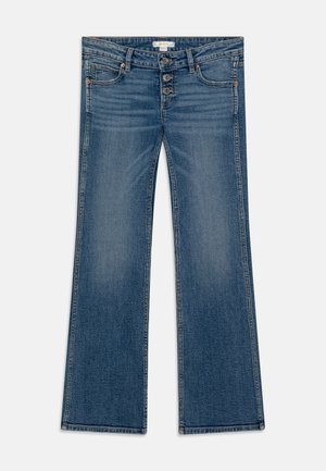 Niebieskie jeansy z denimu z rozszerzanymi nogawkami, trójprzyciskowym zapięciem, kieszeniami z przodu i z tyłu oraz miedzianymi nitami na rogach kieszeni.