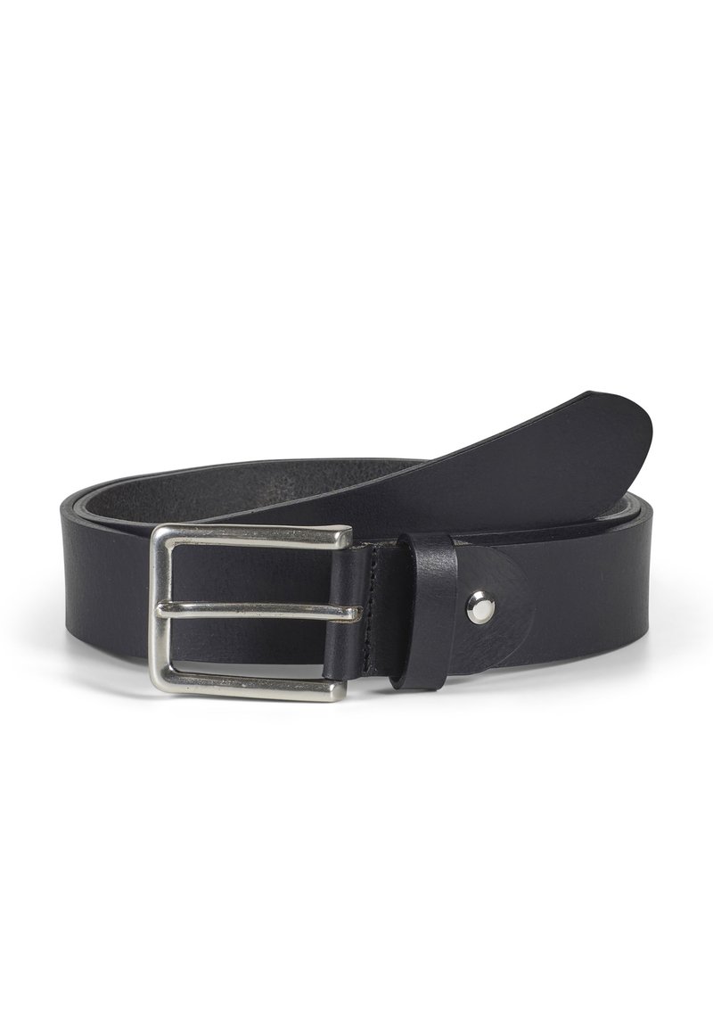Zwarte leren riem met een gladde textuur, zilveren rechthoekige gesp en een enkele drukknoopdetail. Het uiteinde van de riem loopt soepel af voor een verfijnde uitstraling.