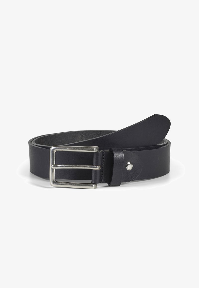 Zwarte leren riem met een gladde textuur, zilveren rechthoekige gesp en een enkele drukknoopdetail. Het uiteinde van de riem loopt soepel af voor een verfijnde uitstraling.