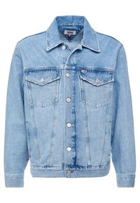 Giacca di jeans azzurra chiara con bottoni frontali, due tasche a soffietto sul petto, tasche laterali e colletto classico, etichettata Tommy Jeans, taglia media.