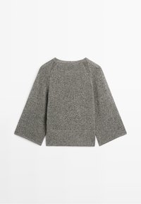 Pull gris en maille avec manches larges et bord-côtes, posé à plat sur un fond blanc.