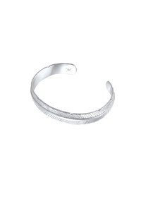 Silverfärgad manschettarmband med en strukturerad fjäderdesign, med en polerad yta och öppna ändar för justerbar storlek.