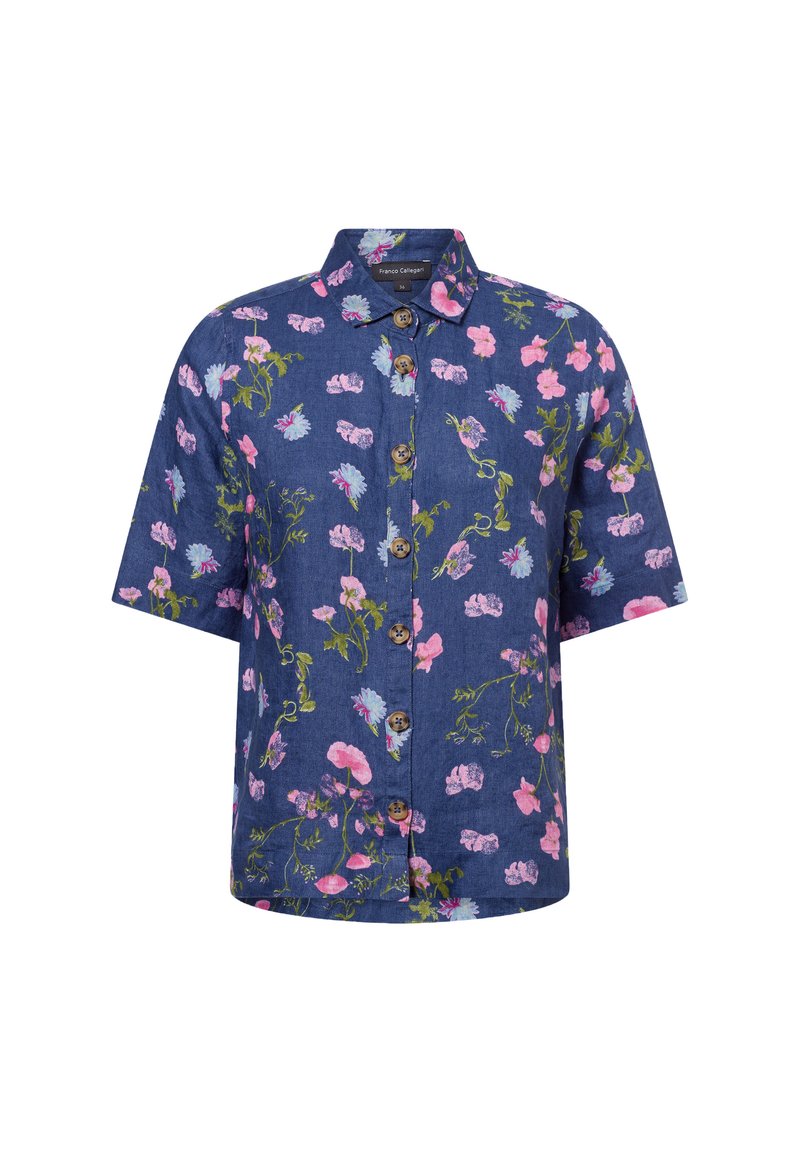 Korte mouwen blauwe shirt met een bloemenpatroon in roze en groen, met een knoopsluiting aan de voorkant en een klassieke kraag.