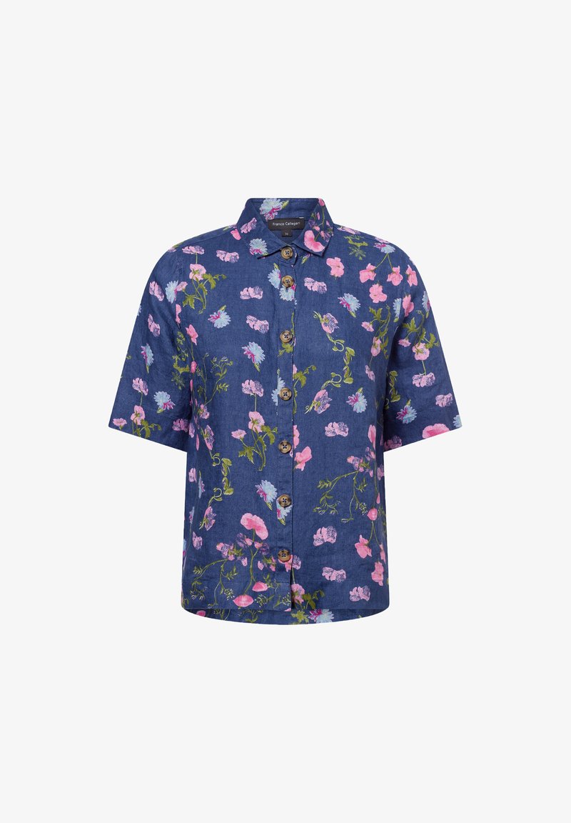 Korte mouwen blauwe shirt met een bloemenpatroon in roze en groen, met een knoopsluiting aan de voorkant en een klassieke kraag.