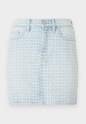 Jasnoniebieska spódnica dżinsowa z całkowitym wzorem logo w kolorze białym. Klasyczny fason pięciu kieszeni z zapięciem na guzik z przodu.