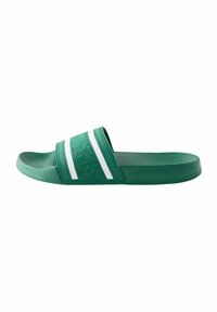 Grüne Rutschen-Sandalen mit einem strukturierten Riemen, der ein geometrisches Muster und weiße Akzentstreifen aufweist; aus einem gummiähnlichen Material gefertigt.