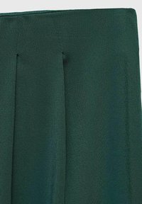 Temnozeleni material z teksturirano površino in opaznimi naborki, ki ima gladek zaključek in enotno barvo po celotni površini.